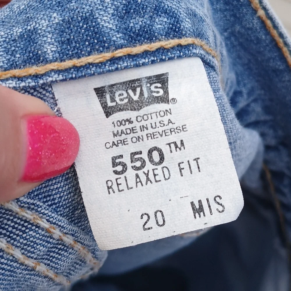 VTG Levis 550 Relaxed Fit Cut Off Shorts - Picture 4 of 5